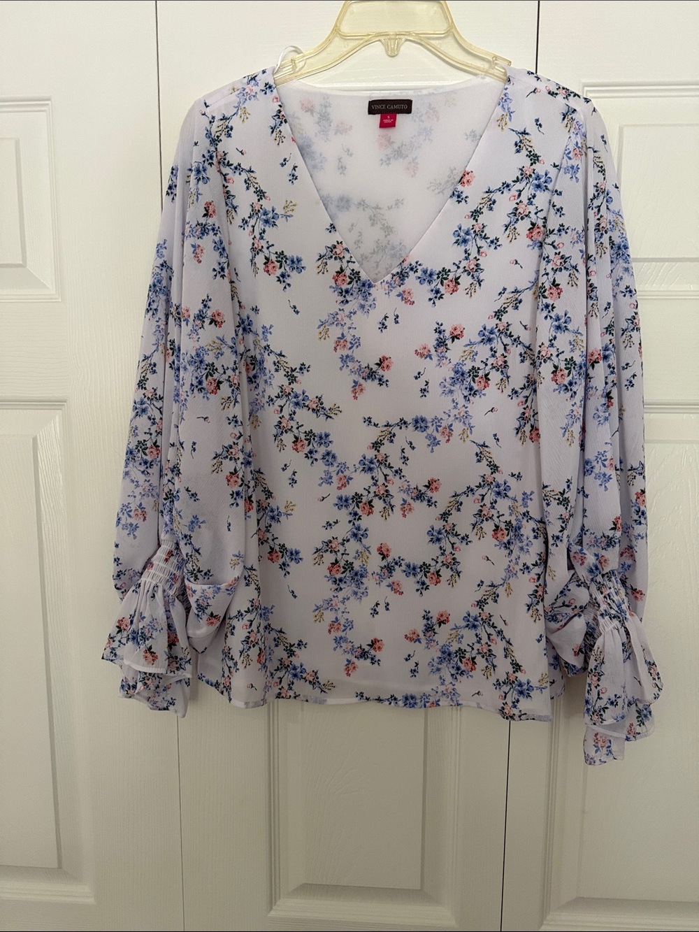 Vince Camuto white background  floral V-neck blouse..nwt ..flowing sleeve